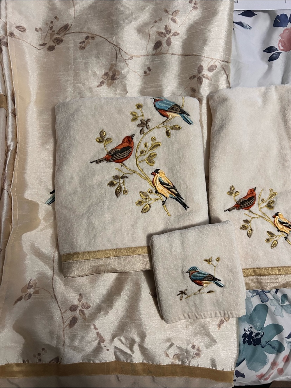 Avanti Gilded Birds Embroidered Towel Set